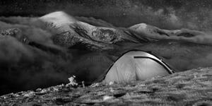 Obraz namiot pod nocnym niebem w wersji czarno-białej