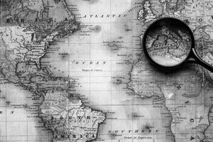 Obraz czarno-biała mapa świata z lupą