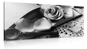 Obraz czarno-biała martwa natura z kluczem