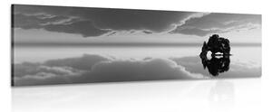 Obraz skała pod chmurami w wersji czarno-białej