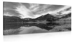 Obraz jezioro pod wzgórzami w wersji czarno-białej
