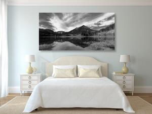 Obraz jezioro pod wzgórzami w wersji czarno-białej