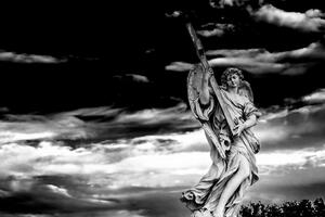 Obraz anioł z krzyżem w wersji czarno-białej