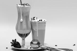 Obraz koktajl mleczny w wersji czarno-białej