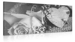 Obraz róża i serce w stylu vintage w wersji czarno-białej