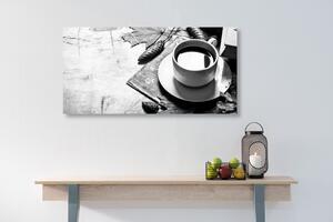 Obraz filiżanka kawy w jesiennej tonacji w wersji czarno-białej