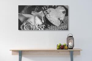 Obraz róża i serce w stylu vintage w wersji czarno-białej