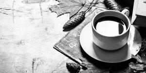Obraz filiżanka kawy w jesiennej tonacji w wersji czarno-białej