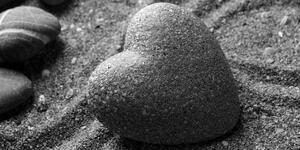 Obraz kamień Zen w kształcie serca w kolorze czarnym i białym