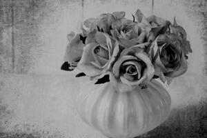 Obraz róże w wazonie w wersji czarno-białej