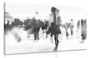 Obraz sylwetki ludzi w dużym mieście w wersji czarno-białej