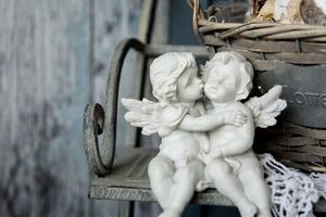 Obraz figurki aniołów na ławce