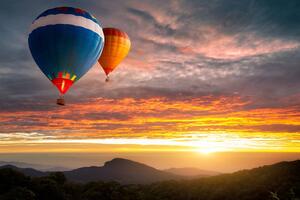 Fototapeta latające balony nad górami
