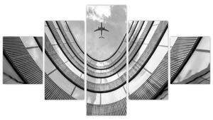 Obraz - Samolot nad budynkiem (125x70 cm)