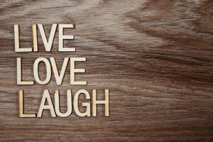 Samoprzylepna tapeta ze słowami - Live Love Laugh