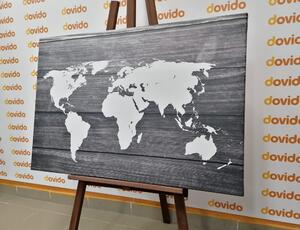 Obraz na korku czarno-biała mapa świata z drewnianym tłem