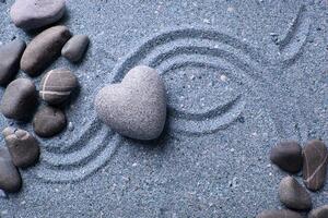 Fototapeta serce z kamienia na piasku