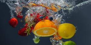 Obraz owoce wpadające do wody