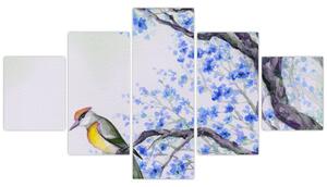 Obraz - ptak na drzewie z niebieskimi kwiatami (125x70 cm)