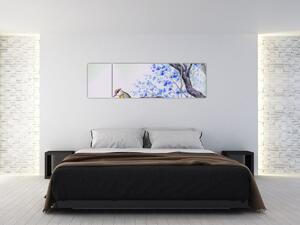 Obraz - ptak na drzewie z niebieskimi kwiatami (170x50 cm)