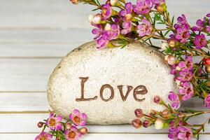 Obraz z napisem Love na kamieniu