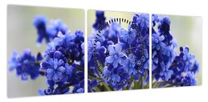 Obraz bukietu niebieskich kwiatów (z zegarem) (90x30 cm)