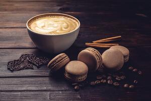 Fototapeta kawa z czekoladowymi makaronikami
