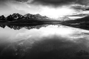 Fototapeta czarno-białe górskie jezioro