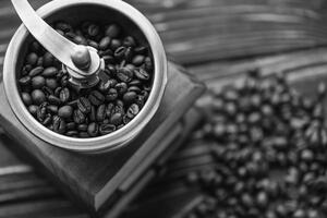 Samoprzylepna fototapeta czarno-biały młynek do kawy w stylu vintage