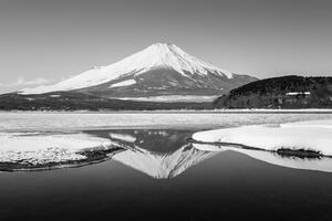 Samoprzylepna fototapeta Japońska góra Fuji w czerni i bieli