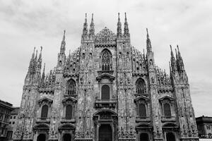 Fototapeta Katedra w Mediolanie w czerni i bieli