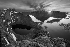 Samoprzylepna fototapeta panorama gór w czerni i bieli