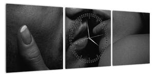 Obraz - Pocałunek, czarno - białe zdjęcie (z zegarem) (90x30 cm)