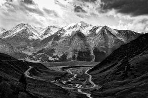 Fototapeta panorama gór w czerni i bieli
