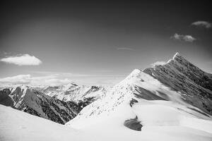 Fototapeta śnieżne czarno-białe pasmo górskie