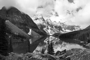 Samoprzylepna fototapeta piękny czarno-biały krajobraz górski