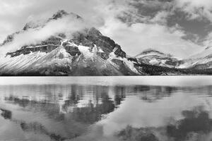 Fototapeta jezioro w pobliżu pięknej góry w czerni i bieli