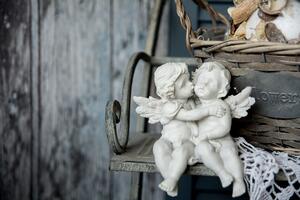 Fototapeta statuetki aniołów na ławce