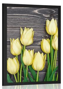 Plakat żółte tulipany na drewnianym tle