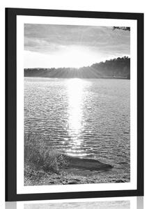 Plakat z passe-partout zachód słońca nad jeziorem w czerni i bieli