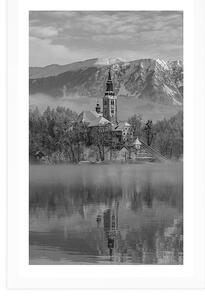Plakat z passe-partout kościół nad jeziorem Bled w Słowenii w czerni i bieli