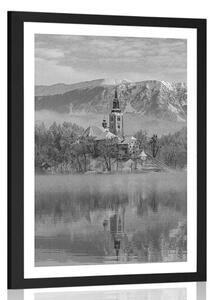 Plakat z passe-partout kościół nad jeziorem Bled w Słowenii w czerni i bieli