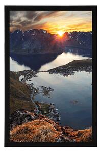 Plakat urokliwa górska panorama z zachodem słońca