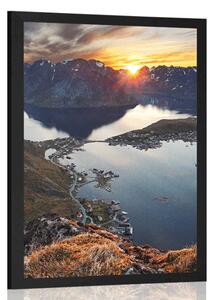 Plakat urokliwa górska panorama z zachodem słońca