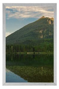 Plakat jezioro w pobliżu gór