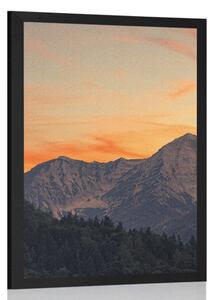 Plakat zachód słońca w górach