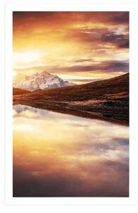Plakat cudowny zachód słońca w górach