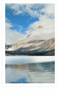 Plakat piękne górskie jezioro