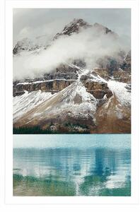 Plakat jezioro w pobliżu pięknej góry