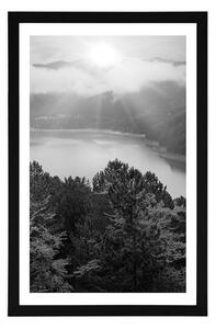 Plakat z passe-partout rzeka w środku lasu w czerni i bieli